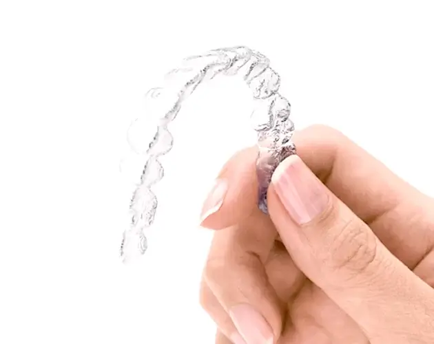 イメージ写真　マウスピース型矯正装置を手に取っている